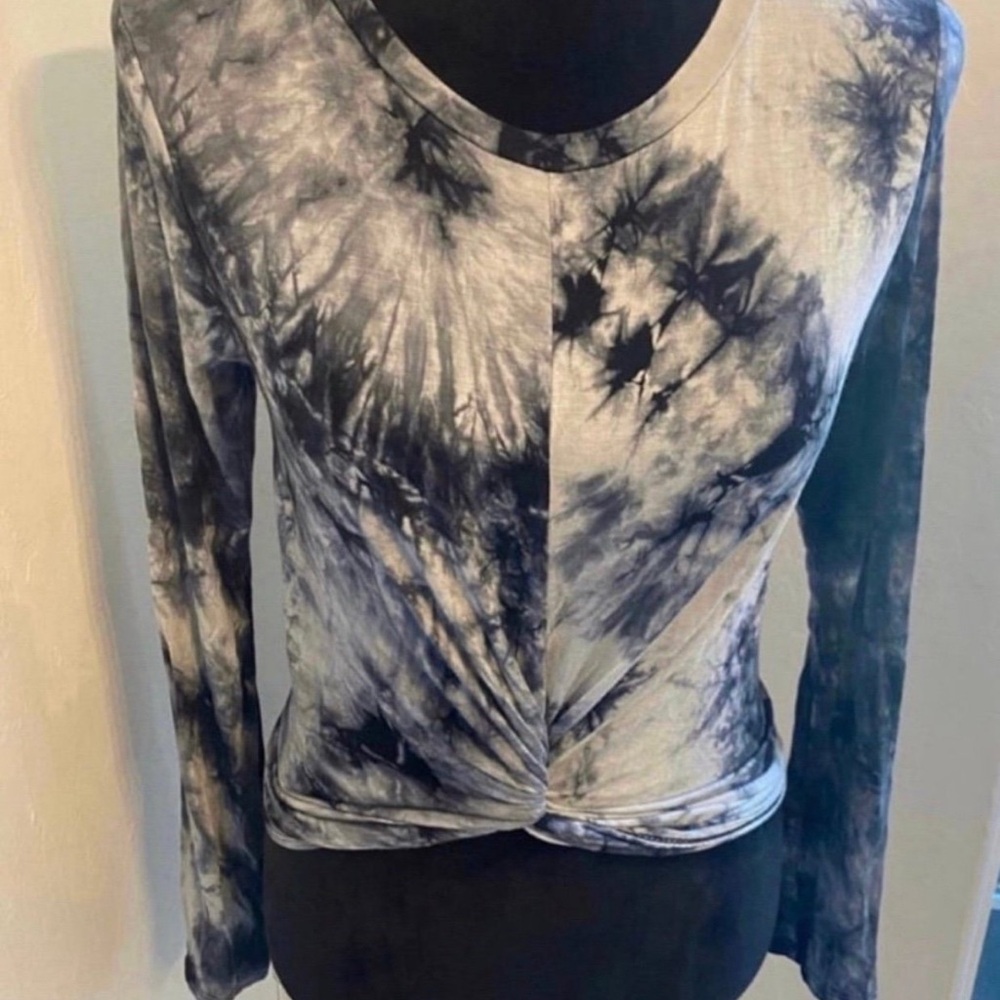 Women’s Long Sleeve Top (Size M)